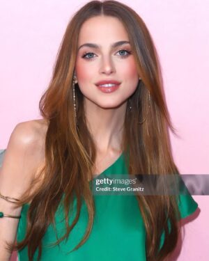 Anne Winters Instagram - Not me basically walking hand in hand with my comedy idol Kristen Wiig last nite #thepalmroyale premiere 🌴👯‍♀️😂 

oh and can we PLS make every “red” carpet PINK pls 🩷🙏🏼 K THX BYE 💋💋