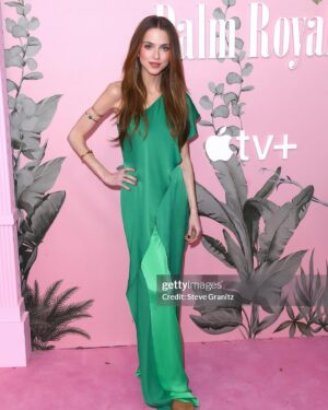 Anne Winters Instagram - Not me basically walking hand in hand with my comedy idol Kristen Wiig last nite #thepalmroyale premiere 🌴👯‍♀️😂 

oh and can we PLS make every “red” carpet PINK pls 🩷🙏🏼 K THX BYE 💋💋
