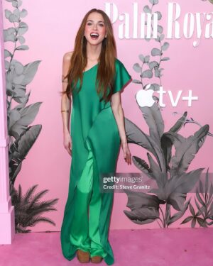 Anne Winters Instagram - Not me basically walking hand in hand with my comedy idol Kristen Wiig last nite #thepalmroyale premiere 🌴👯‍♀️😂 

oh and can we PLS make every “red” carpet PINK pls 🩷🙏🏼 K THX BYE 💋💋