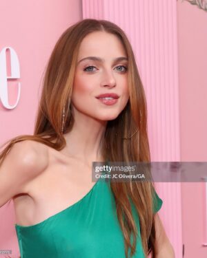 Anne Winters Instagram - Not me basically walking hand in hand with my comedy idol Kristen Wiig last nite #thepalmroyale premiere 🌴👯‍♀️😂 

oh and can we PLS make every “red” carpet PINK pls 🩷🙏🏼 K THX BYE 💋💋