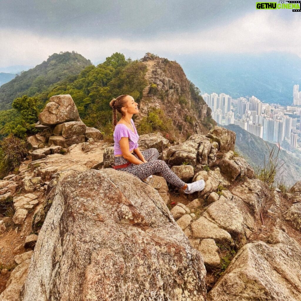Annemarie Carpendale Instagram - 我愛你, ♥️U, Hong Kong 🫶🏽⚡️❤️‍🔥 #newadventure #loveinthecity #annieway #anniehow #lionrock #hike #hongkong🇭🇰 #skyisthelimit ☁️
