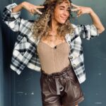 Annemarie Carpendale Instagram - same same but different 🤎⚡️🫶🏽✨🪐🌞 #expressyourself #loveyourself #annieway #anniehow #abouttoday #workandplay #curlybabe