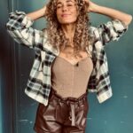 Annemarie Carpendale Instagram - same same but different 🤎⚡️🫶🏽✨🪐🌞 #expressyourself #loveyourself #annieway #anniehow #abouttoday #workandplay #curlybabe