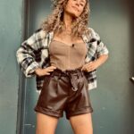 Annemarie Carpendale Instagram - same same but different 🤎⚡️🫶🏽✨🪐🌞 #expressyourself #loveyourself #annieway #anniehow #abouttoday #workandplay #curlybabe