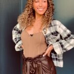 Annemarie Carpendale Instagram - same same but different 🤎⚡️🫶🏽✨🪐🌞 #expressyourself #loveyourself #annieway #anniehow #abouttoday #workandplay #curlybabe