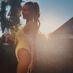 Annemarie Carpendale Instagram - off-day🌞🫶🏽 #fullstop #poolparty #annieway #anniehow #friendslove