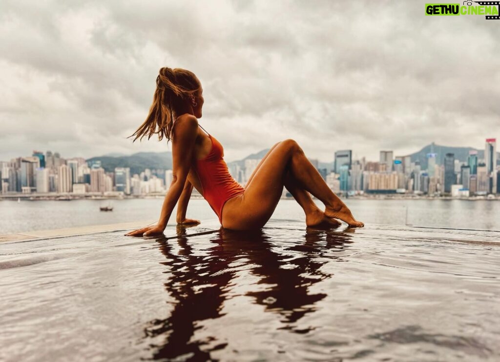 Annemarie Carpendale Instagram - bye for now ☁️🌇🫶🏽🌪️👋🏽 #hongkong #cloudyday #cloudymood #theend #annieway #annieway #blurylines PS: wer findet den Fehler🩱??