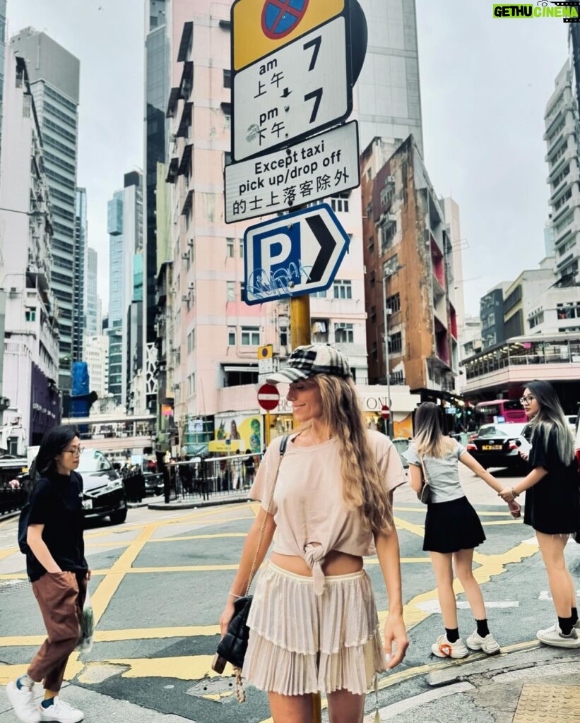 Annemarie Carpendale Instagram - more Hong Kong, please 🦄💫🦋🥺 #hollywoodroadhk #thechinaclub #friends #hongkong #myday #happyme #annieway #anniehow #我爱你 🫶🏽
