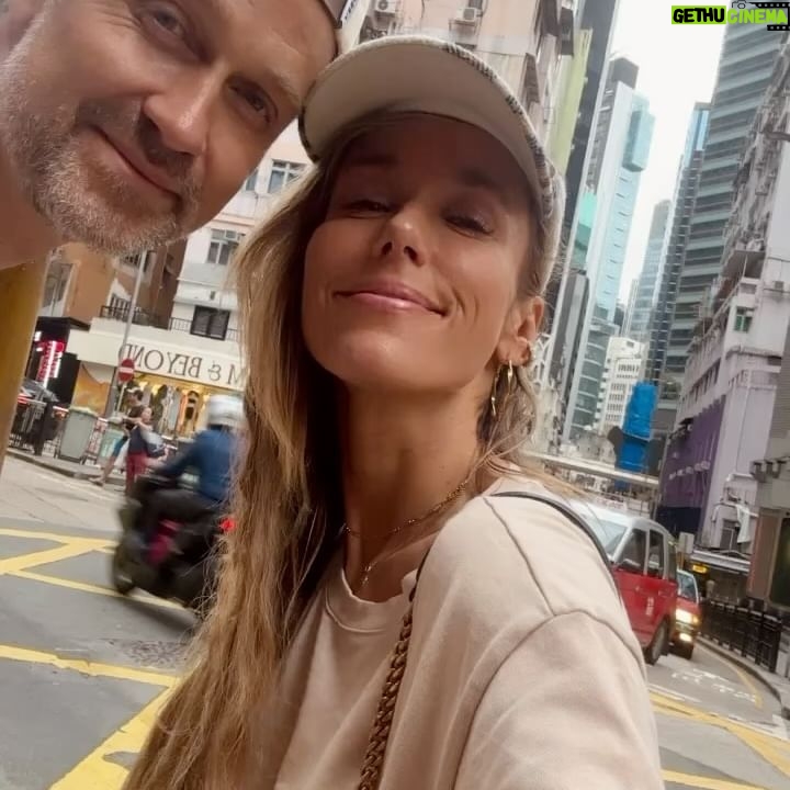 Annemarie Carpendale Instagram - more Hong Kong, please 🦄💫🦋🥺 #hollywoodroadhk #thechinaclub #friends #hongkong #myday #happyme #annieway #anniehow #我爱你 🫶🏽