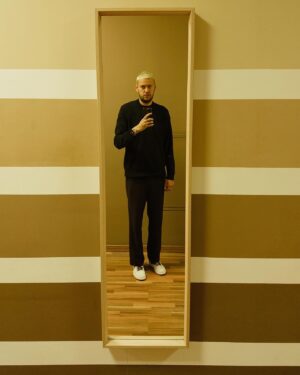 Anton Shastun Instagram - Вернулся в офис. Теперь никаких вам бассейнов с закатами. Только унылые фотки в зеркало.