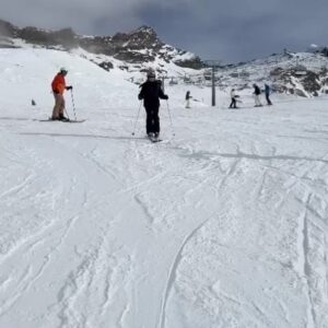 Antonella Clerici Instagram - Sciare mi ha sempre dato un senso di liberta'❄️ Superfluo dire che amo il freddo e la montagna #cervinia #mountain #valledaosta riprese @umbe_bossotto con @vittorio_garrone @iamsofiagoggia @colmarsport