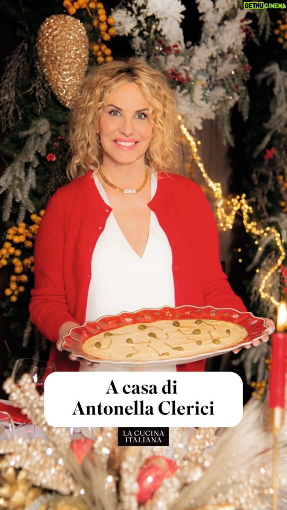 Antonella Clerici Instagram - Da più di vent’anni, tutti i giorni all’ora di pranzo, #AntonellaClerici racconta agli italiani le ricette, le tradizioni e i migliori prodotti del nostro Paese. Stavolta invece parliamo di lei: siamo stati ospiti a casa sua per raccontarvi i suoi ricordi dei pranzi di Natale in famiglia. Il servizio completo sul magazine di dicembre, in edicola! ✍️ @angelaodone 📷 @marcorossiphotographer 📹 @marysarzi #LCIdal1929 #CasaNelBosco #Natale2023