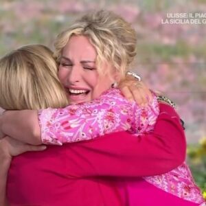 Antonella Clerici Instagram - Una sorpresa davvero emozionante! ❤️ Le lacrime di Antonella Clerici nel rivedere Anna Moroni ci hanno fatto commuovere tutti! 

#ÈSempreMezzogiorno