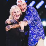 Antonella Clerici Instagram - Foto Leggendaria!! 🩵 Ci vediamo venerdì con la semifinale di #TheVoiceSenior @thevoice_italy @rai1official V’aspettamm!!!!