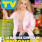 Antonella Clerici Instagram - La copertina di questa settimana è dedicata ad Antonella Clerici 💥 La conduttrice è reduce dalla finale di “The Voice Senior” ed è sempre in onda con il suo @sempremezzogiornorai: «È il programma dove parla molto ed esprimo i miei pensieri, invece in “The Voice” lascio spazio ai giudici e alle storie. Meno parole e più empatia» ci ha raccontato. Vi aspettiamo in edicola domani 9 aprile 🗞️ #tvsorrisi #tvsorrisiecanzoni #Èsempremezziogiorno #TheVoice