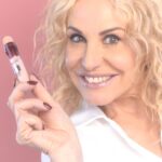 Antonella Clerici Instagram - Il mio colore preferito? Il Rosa 💗 Rosa è la mia cucina in tv, rosa sono la maggior parte delle mie camicie e rosa è il mio correttore: il cancella età di @maybelline New York! La nuova tonalità rosa è perfetta per attenuare le occhiaie e illuminare la zona del contorno occhi. E ora… mandiamo la réclame 😂 #maybelline #adv