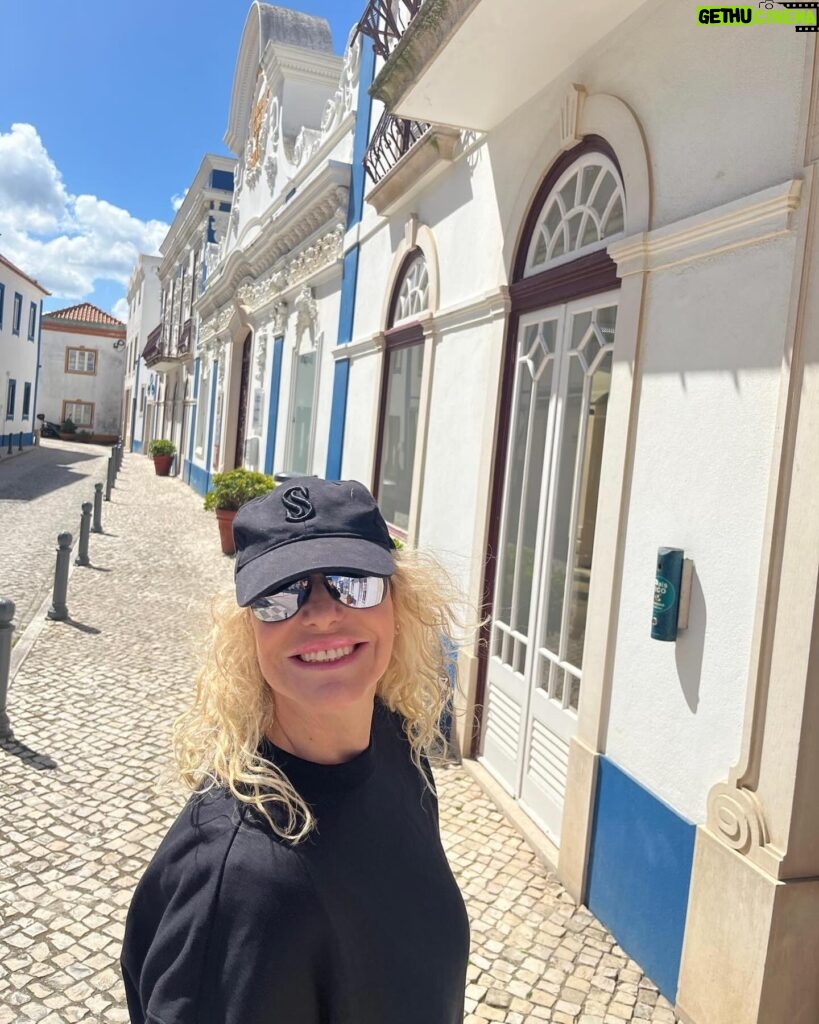 Antonella Clerici Instagram - Riguardando la galleria del telefono, ecco alcune foto non pubblicate del #Portogallo! 🇵🇹❤️ Come vi dicevo oggi in puntata, è un paese spesso sottovalutato ma che vi consiglio di visitare se non ci siete mai stati! 😃 #Ericeira