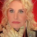 Antonella Clerici Instagram - Nessuna @antoclerici è stata maltrattata!      Bernando fa provare alla nostra conduttrice una delle sue invenzioni, un guanto che tramite dei sensori capta le vibrazioni delle corde vocali. #TheVoiceSenior