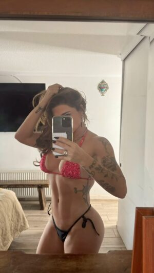 Antonella Ríos Instagram - 🎧🫰🤘🎸💪