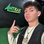 Antrax Instagram - Enero fue bueno conmigo y lo agradezco🫶🏻⚡️ 1.- nuevo letrero de Antrax xd 2.- mi mami y la nova 🥹 3.- luego perdí mi chamarra 😔 4.- no se quienes eran pero estuvo cool 5.- de incógnito según xd 6.- ⚜️ 7.- nueva 💎💚💎💚🔥💚💎🔥 8.- en la cima del universo 9.- 🤫👁️ Rómpanla en Febrero, muchas bendiciones y paz para tii 🫶🏻