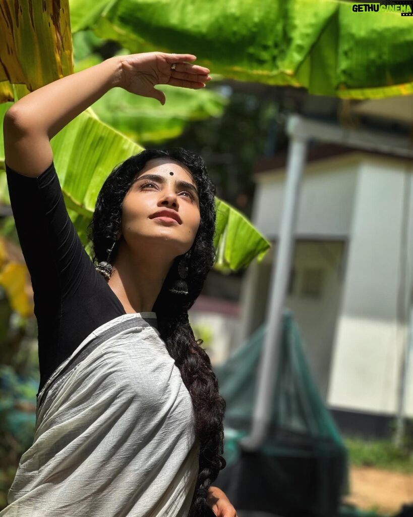 Anupama Parameswaran Instagram - എല്ലാവർക്കും എന്റെ ഹൃദയം നിറഞ്ഞ ‘വിഷു’ ആശംസകൾ... 🌼🌼🌼 Happy Vishu 😇 PC @akshayeparameswaran Organised by @parameswaranerekkath Styling @sunithaparameswaran75 😂😂😂