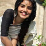 Anupama Parameswaran Instagram – എല്ലാവർക്കും എന്റെ ഹൃദയം നിറഞ്ഞ ‘വിഷു’ ആശംസകൾ… 🌼🌼🌼

Happy Vishu 😇

PC @akshayeparameswaran 
Organised by @parameswaranerekkath 
Styling @sunithaparameswaran75 

😂😂😂