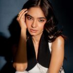 Anushka Sen Instagram - up close 😉 . Makeup and hair @makeupbysalonij @hairbyradhika 📸 @miteshsphotography Styling @stylingbyvictor @sohail__mughal___ Jewellery @ishhaara @ascend.rohank