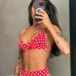 Any Borges Instagram - Mostrando em detalhes a combinação perfeita 🍓 O Top Helô, tem sua modelagem desenvolvida para entregar estruturação, para seios naturais pequenos ou pesados. Para seios pequenos ajuda a valorizar aproximando e dando sensação de mais volume. Para seios que precisam de firmeza, ele entrega sustentação e segurança. Ele é super indicado para seios separados, seu formato pega bem as laterais evitando que os seios fiquem saindo dos lados. A calcinha é hotpants com leve compreensão na modelagem que ajuda a disfarçar eventual barriguinha, além de acinturar o corpo. A saia Claudia segue a tendência dos designers internacionais trazendo os babados para o verão 2024. Sua fivela deixa ela com charme extra.