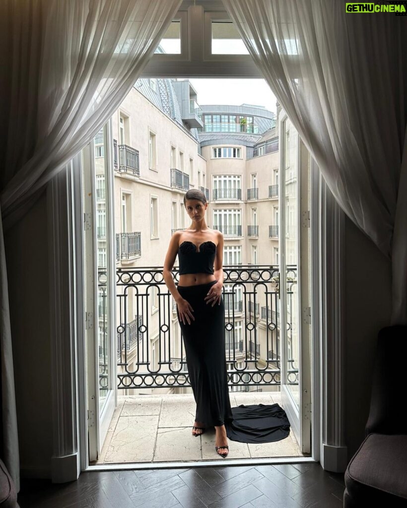Anya Chalotra Instagram - @witchernetflix S3 premiere Getting ready with @bazaaruk by @arunchalotra.photo Thank you @nicky_yates, @justinejenkins, @patrickwilson, @claireoconnorofficial & @publiceyecomms To the crew who made this show, you’re all incredible To the cast, I love you To everyone who’s supported us and watching right now, you’re the best and I hope you’re enjoying it To @_joshdylan, you rock my world