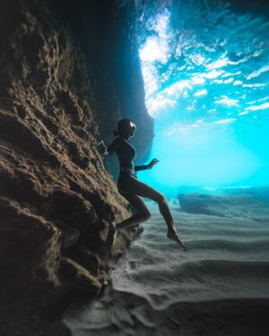 Apinya Sakuljaroensuk Instagram - Go wild, for a while

📷 @tones.of.blue