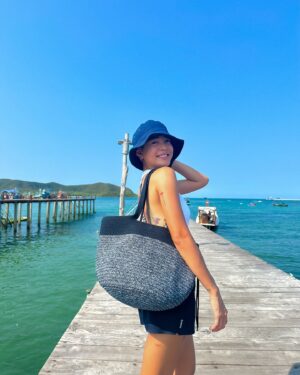 Apinya Sakuljaroensuk Instagram - Summer 40•c 🔥

👜 @tayaliving_official
