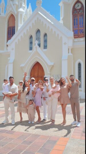 Arán de las Casas Instagram - Nos hacía mucha ilusión bautizar a nuestros hijos en La virgen del valle en Margarita, y finalmente logramos conseguir el momento en que todos pudimos y por supuesto para hacerlo realidad contactamos a @mine.eventplanner que como siempre nos ayudó a organizar todos los detalles para lograr, no solo un día mágico sino un viaje soñado. 
Para la recepción teníamos en mente un almuerzo sencillo junto a los padrinos pero queríamos un lugar lindo, cómodo y con vista al mar y @downtownbeachmargarita era exactamente lo que necesitábamos, la magia la hizo @amoramoreventos con su decoración que sin duda superó todas nuestras expectativas. 
Si bien fue una celebración muy íntima, estuvo llena de amor y detalles que @hgbodas se encargó de inmortalizar con este hermoso video para el recuerdo y para compartirlo con ustedes 🫶🏻

Que fue lo que más les gustó de este día tan especial? 👀