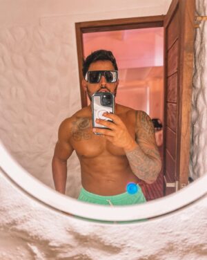 Arán de las Casas Instagram - escoger entre 100 fotos solo 10 está difícil , que hago con el resto ? 🥵 .
@posadagalapagoslosroques .🏝️
@bluestarve 🛫