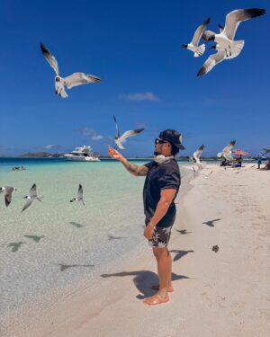 Arán de las Casas Instagram - escoger entre 100 fotos solo 10 está difícil , que hago con el resto ? 🥵 .
@posadagalapagoslosroques .🏝️
@bluestarve 🛫