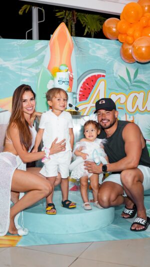 Arán de las Casas Instagram - Feliz cumple baby @aranone
Ayer fue día de celebrarte y espero la hayas pasado increíble, te mereces lo mejor del mundo, te amo y te admiro demasiado! 🫶🏻

Quería hacer una fiesta diferente, donde los adultos volvieran a ser niños y @itstimeproducciones 💻 me ayudó con toda la organización para que fuera posible junto a unos aliados que jamás faltan en nuestros eventos. 
@ninipompones 🎈se encargó de la decoración temática que quedó increíble como siempre junto a la torta de @cakesmey 🎂 que no solo fue un espectáculo si no súper deliciosa. 

@kucuruchos 🍔 fueron los encargados que todos comiéramos y bebiéramos durante toda la fiesta para tener energía para todas las actividades y juegos que nos hizo @lavozdelarumba 🎤 quienes fueron los que lograron que todos los adultos nos divirtiéramos como niños… pero por supuesto que los niños no quedaron por fuera porque @recreacionesmagiaventura 🛝colocó una estación perfecta para ellos y para la temática de PoolParty.

Gracias @orlyrivasphoto por dejarnos este bello material para el recuerdo 🎥

Sin duda la pasamos genial y @aranone los cumplió feliz 🥳