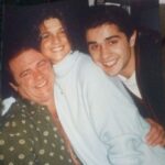 Araceli González Instagram - Aparentemente era el mejor de mis estados estar upa de El! Aparentemente buscaba la cercanía y la seguridad que todo estaba bien! Y siempre mirando desde arriba como: que pasa? Todo bien por allá abajo? Los papas son la ley y siempre buscamos su aprobación de la mejor forma para relacionarnos! No vieron muchas fotos con mi papá. Es verdad! Los vínculos son diferentes y van mutando pero me quedo con esa niña que hay en mi y sigue estando con sus alegrias, esperas y dolores. Me quedo con lo mejor con los instantes que me hicieron reír , que me hacen reír hoy! No me quedo con lo mucho y con lo poco , me quedo con el todo que aporto en mi vida. Mi hermano y mi papá! El mejor de los Estados! Mi papá tiene ojos muy claros! Me hubiese encantado tenerlos 😜🥹🙄. Toto tiene sus ojos y mirarlos me da mucha emoción. Me cuesta mucho escribir cosa que no es común! Pero tengo Papá!!!! Tengo historia con El , tengo enojos y tengo amor! Habla La Niña y habla la mujer adulta! Se encuentran dos potencias que quieren decir su sentir! Bailador de tango como nadie! Lo hacía de niña y amaba. Las familias se quiebran y se construyen con el mejor encuentro . Yo elijo mejores recuerdos y los atesoro para mi. Gracias Papa por todo y el no todo dado. Todo eso me hizo en parte quién soy. Sabe que tu mirada era el monitoreo que buscaba y seguiré buscando el resto de mi vida. ❤️ Feliz día Hermano hermoso! Feliz día al al cielo donde están dos referentes de mi vida. Abuelo Fito y Tio Puchi! Los amo! Mis hombres. Mis compañeros . Mis amores ❤️
