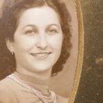 Araceli González Instagram - Mujeres que trascienden! Mujeres que marcan, guían y son de lo más inspiradoras ! Crecí con mujeres que su edad no fue un límite, que trabajar les dio autoridad, independencia y personalidad! El día a día en mi vida marca toda inspiración de mujeres que marcaron mi construcción! Seguí buenos ejemplos que te guían a través de su impronta y hechos! Abuela materna: Delfina , mamá soltera en 1938 . Coraje. ❤️. Valentía 🌸 Abuela María : crío 9 hermanos con tan solo 9 años a causa de la muerte de su mamá! Viuda con un hijo a los 40 años. Trabajó incansablemente hasta sus 100 años cociendo . Compro su casa con su trabajo! . La número uno de estilo y creatividad. Muriendo a los 101. Fortaleza 💪🏻 Mamá : pone fin a una relación de amor ! Dejando al hombre que amo pero no con locura! Lo hizo por su propia dignidad! Defendiendo sus valores y preceptos a los 35 años. Señalada como “la separada” en los años 1975. Me marcó la enseñanza más enorme de mi existencia . Coraje! Dignidad y sobre todo valentía! Quién no se respeta no avanza en zonas claras , en zonas de verdad ! Trabajando incansablemente sin recibir nada solo por su propia voluntad, responsabilidad! Mujeres icónicas en mi vida , mujeres que marcaron evolución! Mis bellas mujeres! Si Hay iconos conocidos por todos pero también hay iconos que vos conoces en la vida y no lo ves! Asegurate de estar más lúcida! Asegúrate de cuidar cada espacio, cada decision y sobre todas las cosas tu verdad! GRACIAS! ❤️