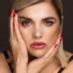 Araceli González Instagram - Jasper! Sparkly gloss con ácido Hialuronico 💫 Vitamina E Además de dar volumen por sus Perlas oro tiene un brillo extremo! No migra! ⭐️ Cuida tus labios hidratando en su postura 👄 Long lasting 💫 Vienen en tres colores Jasper ( foto) Sard Rubi Elegí el que más te guste! Los amaras con aroma a melón! @g.aracosmetics by @araceligonzalez67 #gara #araceliweb #garacosmetics #araceli #araceligonzalez #cosmetics #labial #lipgloss #gloss #sparkly #tiendaonline