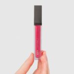 Araceli González Instagram - Jasper! Sparkly gloss con ácido Hialuronico 💫 Vitamina E Además de dar volumen por sus Perlas oro tiene un brillo extremo! No migra! ⭐️ Cuida tus labios hidratando en su postura 👄 Long lasting 💫 Vienen en tres colores Jasper ( foto) Sard Rubi Elegí el que más te guste! Los amaras con aroma a melón! @g.aracosmetics by @araceligonzalez67 #gara #araceliweb #garacosmetics #araceli #araceligonzalez #cosmetics #labial #lipgloss #gloss #sparkly #tiendaonline