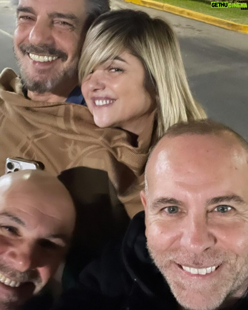 Araceli González Instagram - Noche hermosa 🤩! Amigos! Comida rica y charla saludable ! El mejor combo🤩 Buen domingo ! 🌱🌱🌸 @fernandorivaud @javierrubenlopez @fabianmazzeiok