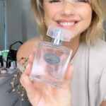 Araceli González Instagram - Estamos listas! Que use? Amooo el lino! Nada mejor para estar cómoda y fresca! Sandalias: @charlotteolympia Skin care : @g.aracosmetics @araceliweb Custom: hace tu base a tu medida . Correctores con ácido Hialuronico. Fluidos! Hidratantes dejando la piel perfecta y natural 🤩. @g.aracosmetics by @araceligonzalez67 Stars black night : mascara de pestañas. Waterproof. Hipoalergénica. Con aceite de coco!🥥 para cuidar de ellas! Rubor & lip : labial velvet con ácido Hialuronico semi mate. Long lasting by g.ara Labial : 👄, Gilt by g.ara . Con ácido Hialuronico. Vitamina E. Protección UV Bálsamo de labios : Natural lip 🌱: vitamina C ácido Hialuronico. Vitamina E. Protección UV Accesorios: Anillo: @patriciafield ( diseñadora de sex and the city 😜NY. Viaje con “Novia a los 40” Cartera : @dolcegabbana Fragancia: “Sucrerie” by g.ara 🐰🌱🌸