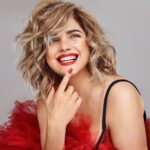 Araceli González Instagram - Sucrerie, mi perfume! Soy yo! Cada nota me representa! No es loco el camino que se va armando con el tiempo! Definitivamente uno lo decreta muchas veces de manera consciente. Hay motivos con los cuales nos vamos construyendo. No todo es perfecto pero que bueno! No? Celebró trayectos amargos que hoy hacen estar parada en el lugar correcto! @araceliweb . Uno construye destino. Yo creo eso! La verdad es tan poderosa y hermosa que un día cae y no hay retorno! Vemos la luz 🤩! Desde ahí hay dos opciones : continuamos en la mentira y el desamor! O decidimos salir como gladiadores para nuestra ruta . Yo elegí esa! Esta ruta! Uff da Aire y Fuerza! En esta ruta me reconozco YO! Toca mis entrañas! Hace ver todo más claro! Pero ojo ! Nadie acompaña estos retos y podes sentirte solo! 🥹. Pero noooo! 😍No estamos solos celebremos la construcción y eso se hace realmente en soledad. Obvio que la red del verdadero amor es importante pero solos llegamos y solo nos vamos! 💫 Reconozco que he dedicado un tiempo extraordinario a las personas que más ame en mi vida y aún hay quienes sigo amando! Agradezco todo lo sucedido! Me dio poder! En mi vida hubo pérdidas, y sigo con oleajes de duelo! De distintas intensidades hubo gente que solo pasó un rato 🙄😂! Todo construye! No te engañes sos poderoso en cualquier lugar que te encuentres! Cambia el foco! El poder te lo da estar enfocado! Así y todo me sopapeo la vida como corresponde y lo agradezco. Fueron mis batallas y mis aciertos! 💪🏻. Me quedo con lo mejor! Aunque los tránsitos nos quiten aire y luz, solo por instantes! Lee: cuando brillas en la oscuridad : molesta! Y mucho! Solo debes ser fiel a vos! Aunque sientas que pierdas! Ojo con eso! Ojo Hoy solo me dedico 24/7 al proyecto mas hermoso de mi vida ! G .ara ! 🌸. Esto me recuerda la fuerza y los desafíos de mi comienzo! Con el vértigo a diario pero el placer de construir todo el tiempo! Y crear! 🌸 Cuando la soledad aparezca amigate con ella: será el mayor de tus éxitos ! Cuando digo solo es que construís desde tu impronta y verdad sin dispersarse. Defendiendo con tus dientes tu dignidad! Cuando no me disperse saqué los mejores resultados! Créeme 💪🏻 Ara.