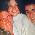 Araceli González Instagram – El es mi Papá! Falleció hace 7 días exactamente hoy. ❤️. Ernesto Gonzalez, Enero fue un mes voraz. Todo fue muy rápido y doloroso. Muchas veces nos cuesta aceptar y no podemos  expresar. Es la primera vez que me sentí muda, y adormecida. Siempre fui de accionar y liberar. Pero en momentos de mi vida los dolores que atraviesan sin red, atropellan. Agradezco a mi hermano que pudimos encontrarnos para abordarlo hasta el último día! Peleo con esa enfermedad que si la cura está libérenla porque destruye y nos ata! 🙏🏻
Yo quiero solo decir que no importa como se entrega uno en la vida lo más importante es como uno recibe y puede transformar las pequeñas cosas en grandes cosas, los pocos y pequeños recuerdos en obras maestra! Yo te extrañé toda la vida! Te busqué cuánto podía! Hasta de grande la niña quería de vos! Papá me quedó con lo mejor! Con tus silencios, tus ojos mojados, tus expresiones que dejaban entrever que algo quería decir. No todos podemos expresar cada sentimiento pero si sentía tus ganas de hacerlo! ❤️. El contador de chistes, el bombón de la familia, el locutor de radio, el amante del tango! Quisiste recuperar el tren en Patricio lugar donde naciste. Defensor de su pueblo! Alma libre! Ibas en busca de tus propios sueños ❤️. Vola alto! No hay nada que quedó pendiente, yo siempre amé estar a upa, de tu mano o solo mirándote! Me quedo con lo mejor de vos !  Me quedo con los recuerdos, el olor a nafta, los fierros, las carreras, el autódromo , el sonido de la radio y esos ojos que no podían ser más hermosos. Celeste cielo! Siempre quise tenerlos! 🤩Perdón!!! hay algo que quedó pendiente que me enseñaras a bailar el tango! En la próxima lo hacemos! Quedamos así?! Te amo! Papá!