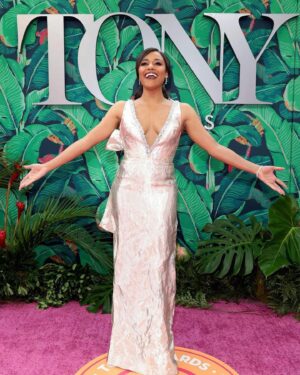 Ariana DeBose Instagram - Arms open wide ready to receive what 2024 has to offer ✨

Happy New Year 🥳💜