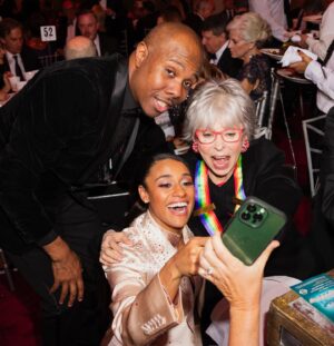 Ariana DeBose Instagram - The @kennedycenter Honors is so special to me. Twas a joy to attend and perform as a new group of incredible artists received the highest artistic honor in the US. Sir @officialbarrygibb, your music has had such a profound impact on me and has kept me dancing even in the darkest of times. Thank you sir for your passion and artistry. Congratulations🙌🏾🤍✨

Also I finally got to perform with the gorgeous @misschloeflower ♥️♥️

The show will air tomorrow, Dec 27th at 8pm ET on @cbstv 🤍