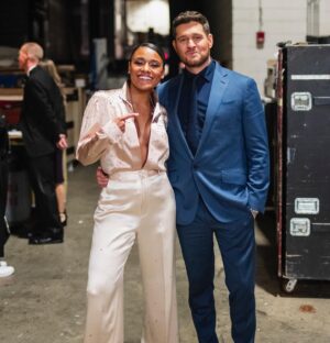 Ariana DeBose Instagram - The @kennedycenter Honors is so special to me. Twas a joy to attend and perform as a new group of incredible artists received the highest artistic honor in the US. Sir @officialbarrygibb, your music has had such a profound impact on me and has kept me dancing even in the darkest of times. Thank you sir for your passion and artistry. Congratulations🙌🏾🤍✨

Also I finally got to perform with the gorgeous @misschloeflower ♥️♥️

The show will air tomorrow, Dec 27th at 8pm ET on @cbstv 🤍