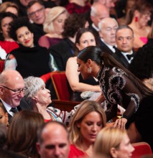 Ariana DeBose Instagram - The @kennedycenter Honors is so special to me. Twas a joy to attend and perform as a new group of incredible artists received the highest artistic honor in the US. Sir @officialbarrygibb, your music has had such a profound impact on me and has kept me dancing even in the darkest of times. Thank you sir for your passion and artistry. Congratulations🙌🏾🤍✨

Also I finally got to perform with the gorgeous @misschloeflower ♥️♥️

The show will air tomorrow, Dec 27th at 8pm ET on @cbstv 🤍