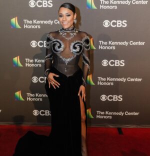 Ariana DeBose Instagram - The @kennedycenter Honors is so special to me. Twas a joy to attend and perform as a new group of incredible artists received the highest artistic honor in the US. Sir @officialbarrygibb, your music has had such a profound impact on me and has kept me dancing even in the darkest of times. Thank you sir for your passion and artistry. Congratulations🙌🏾🤍✨

Also I finally got to perform with the gorgeous @misschloeflower ♥️♥️

The show will air tomorrow, Dec 27th at 8pm ET on @cbstv 🤍