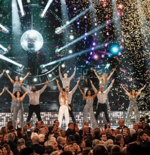 Ariana DeBose Instagram - The @kennedycenter Honors is so special to me. Twas a joy to attend and perform as a new group of incredible artists received the highest artistic honor in the US. Sir @officialbarrygibb, your music has had such a profound impact on me and has kept me dancing even in the darkest of times. Thank you sir for your passion and artistry. Congratulations🙌🏾🤍✨

Also I finally got to perform with the gorgeous @misschloeflower ♥️♥️

The show will air tomorrow, Dec 27th at 8pm ET on @cbstv 🤍