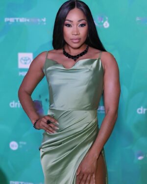 Ariane Nicole Andrew Instagram - Face slayed by @makeupby_theresaa! Hair and look by yours truly 💚

What was your favorite part of the Oscars?